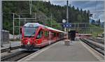 IR1136 aus St.Moritz mit Steuerwagen At 57802 und einem Allegra trifft leicht vorzeitig in Reichenau-Tamins ein.