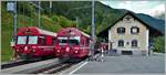 In Susch kreuzen sich immer die Regionalzüge Pontresina - Scuol-Tarasp und umgekehrt. R1956 mit Steuerwagen 1758 und R1953 mit Steuerwagen 1756. (19.07.2020)