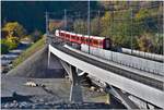 IR1145 mit der Ge 4/4 III 643  Vals  nach St.Moritz überquert den Hinterrhein noch auf der alten Brücke.