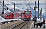 R4648 mit ABe 8/12 3502 nach St.Moritz fährt in Alp Grüm ein.