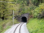 Blick aus dem hinten angehangenen Aussichtswagen des Bernina Express auf einen Tunnel der Strecke am 10.