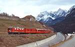 Im März 1996 konnten auch noch die Ge 4/4 I auf der Engadinerbahn angetroffen werden, hier ist die Ge 4/4 I 610 mit einem Regionalzug bei Ardez unterwegs
