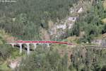 Die Ge 4/4''' 646 ''BÜGA'' überquert am 11.8.2013 den Schmittnertobel-Viadukt als RE 1125 nach St.Moritz.