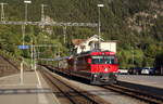 Die 647 bei der Einfahrt in den Bahnhof Filisur mit einem IR St.Moritz - Chur.
