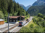 Ge 4/4 III 650 mit kurzem Güterzug am 7. Juli 2020 bei der Durchfahrt des nicht mehr bedienten Bahnhofs Stuls.