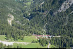 RhB Ge 4/4 III 648 schiebt am 20. August 2020 einen IR St. Moritz - Chur über den Albulaviadukt II. Aufgenommen vom Aussichtspunkt Fallò / Signal.
