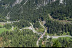 Ein RhB Allegra schiebt am 20. August 2020 einen IR St. Moritz - Chur über den Albulaviadukt III. Aufgenommen vom Aussichtspunkt Fallò / Signal.