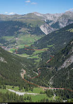 Kernstück der Albulastrecke der Rhätischen Bahn zwischen Bergün und Preda. Aufgenommen vom Aussichtspunkt Fallò / Signal.