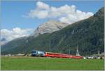 Die RhB Ge 4/4 III 647 mit ihrem Albulaschnellzug St.Moritz - Chur hat Bever hinter sich gelassen und fährt nun ins Val Bever Richtung Preda.