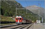 Der RhB Bernina Bahn ABe 4/4 III N° 51 ist mit einem Personenzug in Richtung Poschiavo unterwegs und konnte beim Halt in Bernina Lagalb fotografiert werden.