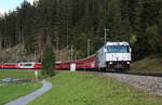 Bei der Abfahrt vom Wolfgangpass ist Ge 4/4 III 649  Lavin  mit dem Regio Express Landquart - Davos Platz zu sehen.