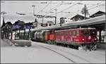Der Davoser Güterzug mit der Ge 6/6 II 702  Curia  hat im tiefverschneiten Klosters Platz einen Distanzhalt eingelegt.