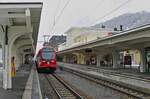 Im Gegensatz zu vielen anderen Bahnhöfen der Rhätischen Bahn macht der Bahnhof Davos Platz einen städtischen Eindruck, hier mit dem ABe 4/16 3131, der am 01.04.2022 in Kürze seine