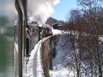  Davosrundfahrt  Der Dampfextrazug hier kurz vor Klosters bei  der berquerung eines kleinen Viaduktes.06.02.05