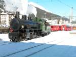  Davosrundfahrt  Lok 107 vor dem Depot in Davos.Das   Lokpersonal ist beim Mittagessen.06.02.05