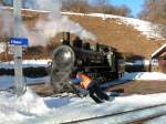  Davosrundfahrt  Mit vereinten Krften wird die Lok in die neue Fahrtrichtung(Tiefenkastel)gedreht.Filisur 06.02.05