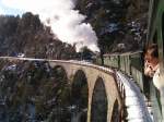  Davosrundfahrt  Der RhB Dampfzug auf dem bekannten Landwasser- Viadukt bei Wiesen.06.02.05