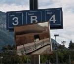 Schn, dass es sowas im Jahre 2011 noch gibt: Einzelne Milchkannen werden mit der Bahn transportiert. 
Aufgenommen am 12. August 2011 im Bahnhof Reichenau-Tamins.