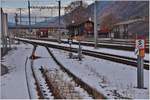 Die Schmalspurbahn hält hier besser an. Dreischienengleis in Felsberg. (20.12.2016)