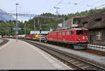 Gemischter Gz mit Ge 6/6 II 703  St. Moritz  der Rhätischen Bahn (RhB) rollt langsam an ein Halt zeigendes Signal im Bahnhof Reichenau-Tamins (CH) in westlicher Richtung heran.
[10.7.2018 | 16:29 Uhr]