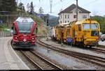 ABe 4/16 3101  Meta von Salis  (Stadler ALLEGRA) der Rhätischen Bahn (RhB) als RE 1754 von Ilanz (CH) nach Chur (CH) durchfährt den Bahnhof Reichenau-Tamins (CH) auf Gleis 3 in östlicher Richtung neben einer Gleisunterhaltsmaschine  Palas Matisa  B 40 UM-2 der Sersa Group.
[10.7.2018 | 17:31 Uhr]