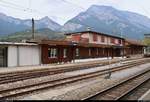 Blick auf das Empfangsgebäude des Bahnhofs Reichenau-Tamins (CH) der Rhätischen Bahn (RhB).