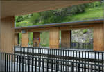 Holz und Metalgeländer -    Bahnsteigbereich des Bahnhofes Filisur.