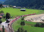 Der RegioExpress von Disentis nach Chur wartet in der Station Rabius-Surrein bis der RegioExpress in der Gegenrichtung eingefahren ist.