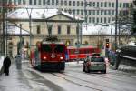 Ein herziges Drmmli haben sie da in Chur:-) Der 12.08 Uhr-Zug nach Arosa verlsst den Bahnhof und fhrt durch die Straen von Chur; 09.01.2010