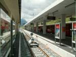 Blick im neu umgebauten und restaurierten Endbahnhof in Scuol-Tarasp.Auf Gleis 2 steht ein Zug nach Disentis/Mustr.Scuol 06.07.10