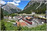 Tunnelbaustelle Albulatunnel II in Preda. Übersicht über den Bahnhof Preda mit haltendem RE nach Chur. (22.06.2016)