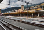 Blick auf das Bahnhofsgebäude vom Bahnhof St. Moritz. Noch befinden sich die Umbauarbeiten in vollem Gange. Der Bahnhof samt neuem Busbahnhof soll dann 2017 vollständig in Betrieb gehen.

Aufgenommen am 21.7.2016.