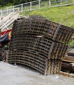 Vorgefertigte Stollenstützteile aus Metall liegen in großer Menge bereit (Preda, öffentliche Führung, 10.8.16).
