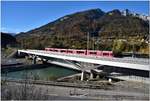 S1 1521 mit ABe 4/16 3103 auf der alten Hinterrheinbrücke in Reichenau-Tamins.