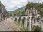 FairFotoFahrt Albula mit der Ge 4/6 353 am 16. Juni 2019.<br>
Ein spezielles Foto, welches so nur im Rahmen von Extrafahrten möglich ist. Der Sonderzug auf dem Landwasserviadukt. Eine ähnliche Perspektive kann aber von der Aussichtsplattform oberhalb des Zalainttunnels erreicht werden.
