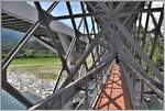 Die alte Hinterrheinbrücke hat mit der Renovation einen Fussgängersteg erhalten, der den Weg von der Rheinschlucht zum Bahnhof Reichenau-Tamins verkürzen soll.