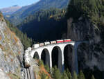 Güterzug mit Doppeltraktion auf dem Landwasserviadukt bei Filisur (UNESCO-Weltkulturerbe).