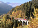 Was für eine tolle Herbstlandschaft in den Bündner Bergen! Landwasser-Shuttle auf dem Schmittnertobel-Viadukt zwischen Alvaneu und Filisur.