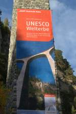 LANDWASSER-VIADUKT bei Filisur: Unesco-Plakat am 3. Pfeiler von rechts. (8.10.2008)