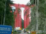 Im roten Kleid.Zur Zeit sind umfangreiche Sanierungsarbeiten am 65m hohen und 136m langen Landwasserviadukt bei Filisur im Gange.25.06.09