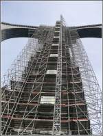 Ein Kunstwerk fr sich allein, das Gerst samt Lift an einem der beiden grossen Mittelpfeiler des Landwasserviaduktes.