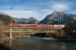 Die S2 von Chur nach Thusis überquert die Hinterrheinbrücke bei Reichenau-Tamins; 08.02.2014