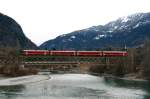 Die S2 überquert auf dem Weg von Thusis nach Chur die Hinterrheinbrücke bei Reichenau-Tamins.