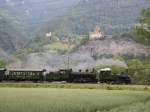 Dampfpendelzug in Doppeltraktion (Nr. 1  Rhtia  + Nr. 107  Albula ) von Bonaduz nach Thusis anllich des Bahnhofsfestes in Bonaduz am 10.06.2007 bei Unterrealta. Im Hintergrund die aus dem 13. Jahrhundert stammende und bis heute bewohnte Burg Ortenstein.