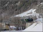 G 4/5 108 berquert mit Dampfzug 2947 den Inn bei Zernez.