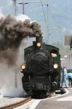 Bahnhofsfest Chur 2008: Whrend sich im Bahnhof von Untervaz/Trimmis am Sa. 24. Mai die Vorortpendel kreuzen, wartet die Dampflok G 4/5 107  Albula  mit ihrem Extrazug qualmend auf die Ausfahrt nach Chur.