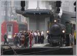 Der Andrang war gross am Churer Bahnhoffest und die Bahnangestellten hatten alle Hnde voll zu tun, um die Besucher in geordnete Bahnen zu lenken. G 4/5 107 zieht alle Blicke auf sich. (25.05.2008)