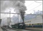 Fr eine englische Reisegruppe wurde der RTC Steam Train auf die Davoser Rundfahrt geschickt. Vor der Abfahrt wurde Landquart mal ordentlich eingenebelt. Die grosse Rauchwolke ber dem Eisenbahnknoten wird wohl auch die Aufmerksamkeit der allgegenwrtigen Polizei des bevorstehenden WEF in Davos erregt haben. (24.01.2011)