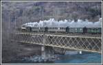 G 4/5 108  Engiadina  mit dem Clà Ferrovia Dampfzug nach Valendas überquert die Hinterrheinbrücke in Reichenau-Tamins.