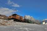 Doppeltraktion mit der Ge 6/6 I 414 und der Dampflokomotive G 4/5 108 verlässt mit einer Sonderfahrt zurück nach Samedan den Ort Scuol.Bild vom 24.1.2015